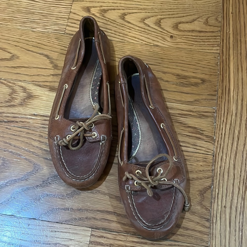 Brown leather Sperry boat shoes top sliders